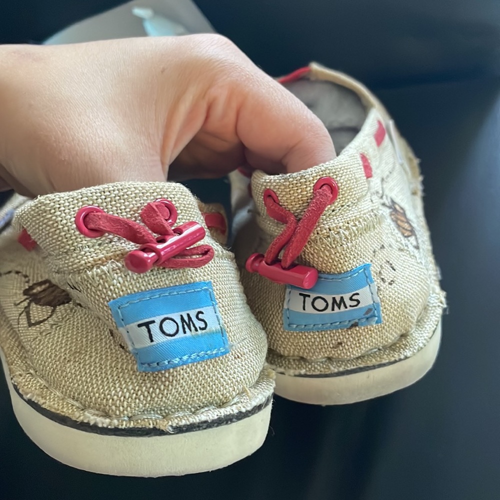 TOMS - Picture 3 of 4